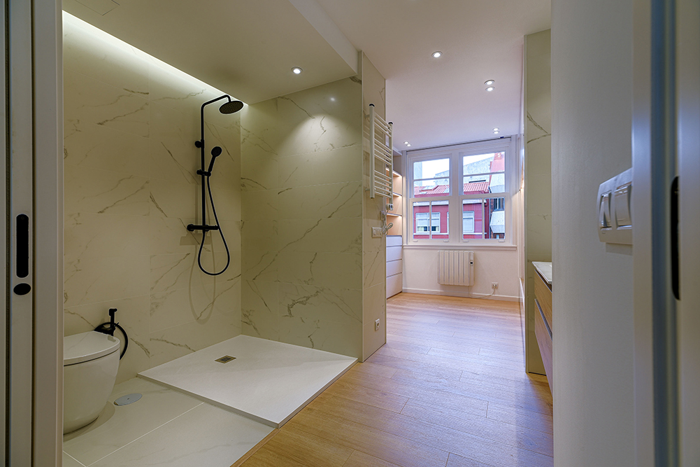 Personaliza tu vivienda - Vestidor y baño con ducha piso centro Coruña